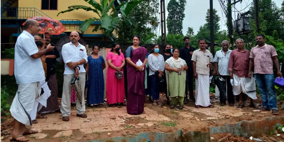 പൊതു ടോയ്ലറ്റ് നഗരസഭയിൽ നിന്നും തിടുക്കപ്പെട്ട് പൊളിച്ച് മാറ്റിയെന്ന് ആക്ഷേപം; മൂന്നാനിയിൽ ജനകീയ പ്രതിഷേധം