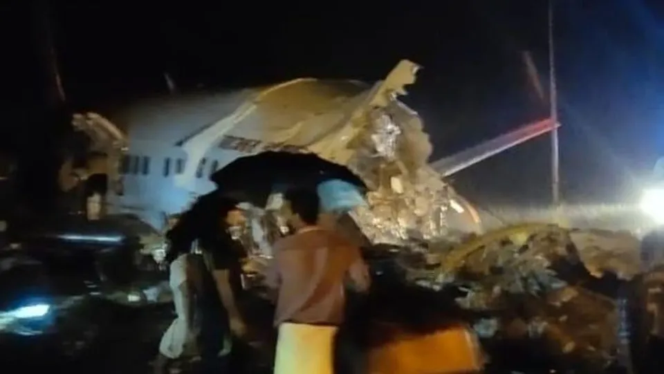 കരിപ്പൂര്‍ വിമാനാപകടം: കണ്‍ട്രോള്‍ റൂം തുറന്നു; അടിയന്തര നടപടിക്ക് മുഖ്യമന്ത്രിയുടെ നിര്‍ദ്ദേശം; മന്ത്രി എ.സി. മൊയ്തീനോട് രക്ഷാപ്രവര്‍ത്തനത്തിന് നേതൃത്വം നല്‍കാന്‍ മുഖ്യമന്ത്രി നിര്‍ദ്ദേശിച്ചു