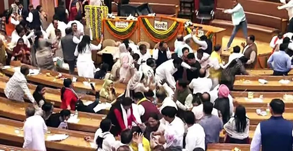 അടി, ഇടി, ചവിട്ട്...!; ഡല്‍ഹി മുനിസിപ്പല്‍ കോര്‍പറേഷനില്‍ എ.എ.പിയുടെയും ബി.ജെ.പിയുടെയും 'തല്ലുമാല'-വീഡിയോ