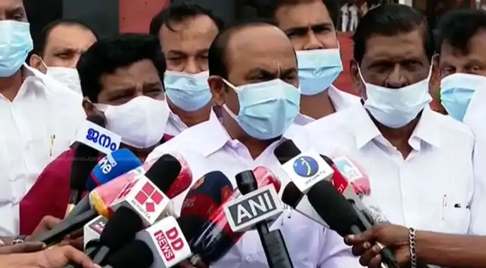 ഉമ്മൻ ചാണ്ടിക്കെതിരെ ആരോപണം വന്നപ്പോൾ ആരോപണ വിധേയയുടെ കയ്യിൽ നിന്നും പരാതി എഴുതി വാങ്ങിയ ആളാണ് പിണറായി; ഉമ്മൻ ചാണ്ടിക്ക് ഒരു നീതി പിണറായിക്ക് മറ്റൊരു നീതിയുമെന്നത് പറ്റുമോ? തിരിച്ചടിച്ച് വിഡി സതീശൻ