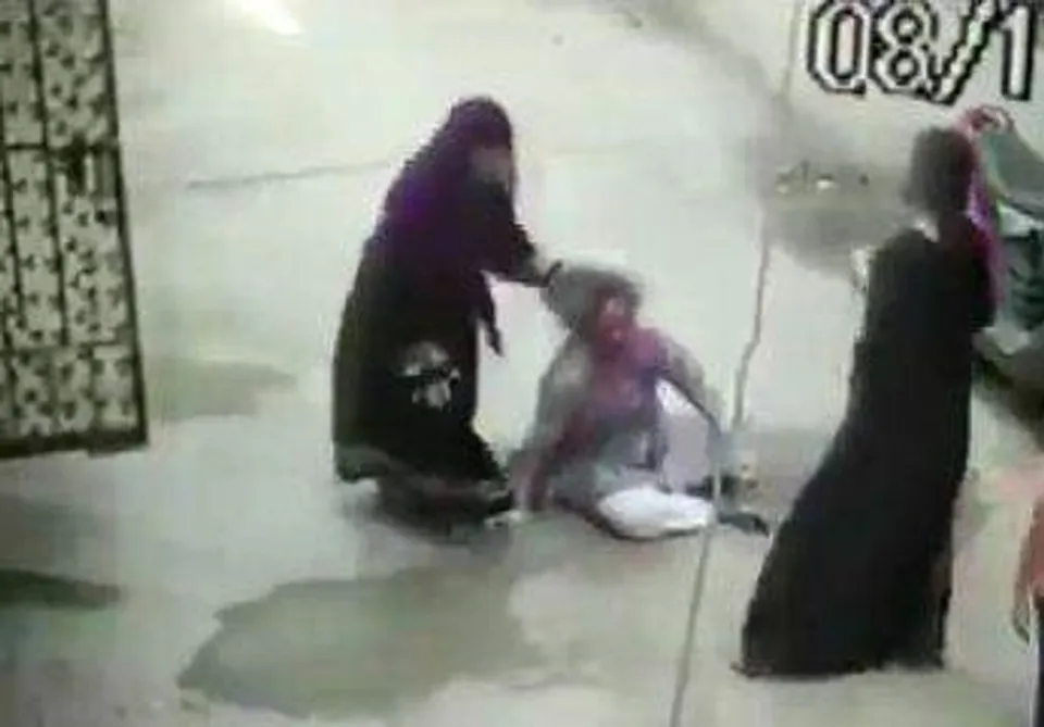 നടുറോഡിലിട്ട് ഭർതൃ മാതാവിനെ മരുമകളും അവരുടെ അമ്മയും ചേർന്ന് മർദ്ദിക്കുന്ന ദൃശ്യങ്ങൾ പുറത്ത് , പൊലീസ് കേസെടുത്തു