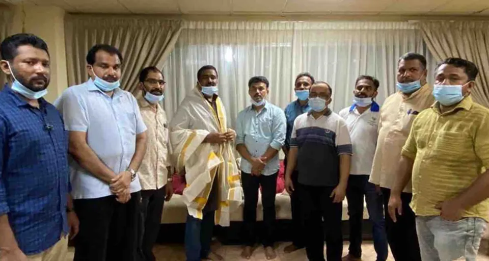 സാമൂഹ്യ പ്രവർത്തകൻ സി പി ജലീലിനെ കാസർഗോഡ് യൂത്ത്‌വിങ് ഷാർജ പ്രവർത്തകർ ആദരിച്ചു