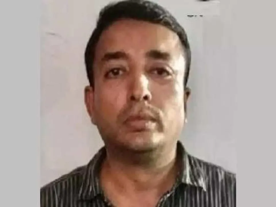 പോലീസ് സ്റ്റേഷനിൽ പരാതിക്കാര്യം സംസാരിക്കവെ  യുവാവ് പോലീസ് ഇന്‍സ്‌പെക്ടറെയും യുവതിയെയും ആക്രമിച്ചു