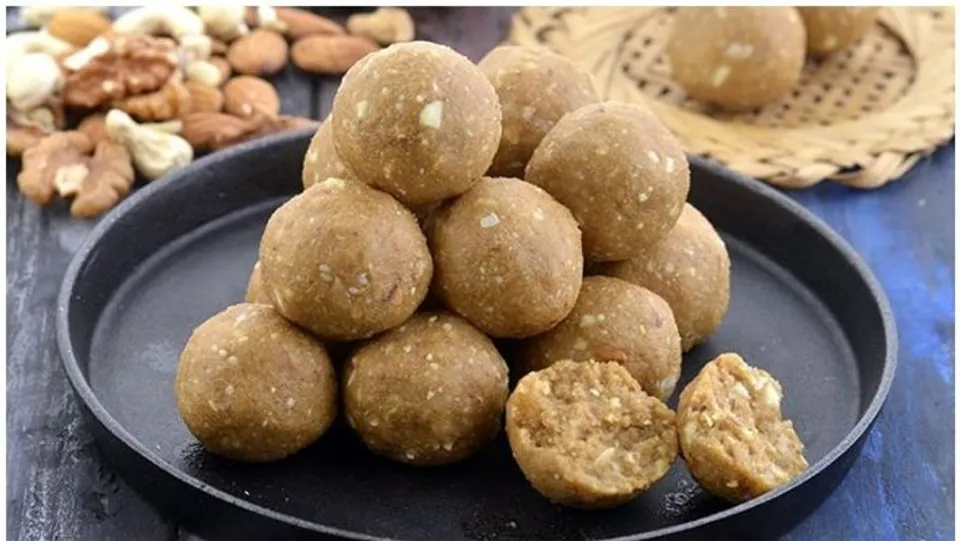 ഇത് വെറും ലഡു അല്ല; 'റവയും ശർക്കരയും ചേർത്ത് ഉണ്ടാക്കുന്ന ഒരു സ്പെഷ്യൽ ലഡു
