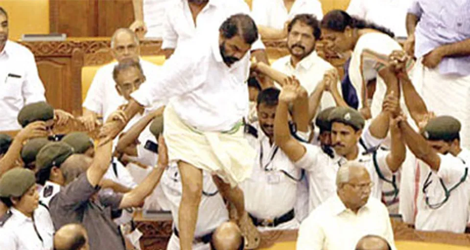 കയ്യാങ്കളി കുറ്റം തന്നെ ! ജനങ്ങള്‍ തങ്ങളെ നോക്കിക്കൊണ്ടിരിക്കുകയാണെന്ന് എംഎല്‍എമാര്‍ക്കും മറ്റു ജനപ്രതിനിധികള്‍ക്കും ഓര്‍മവേണം. സുപ്രീം കോടതി വിധി ഒരു വലിയ പാഠം തന്നെയാണ് !  ജനപ്രതിനിധികളും ഭരണ കര്‍ത്താക്കളുമൊക്കെയാകുന്നവര്‍ എല്ലാ പ്രവര്‍ത്തന മേഖലകളിലും വേണ്ടത്ര പക്വതയും പൊതുമര്യാദയും പാലിക്കണമെന്നോര്‍മിപ്പിക്കുന്നതാണ് കോടതി വിധി - മുഖപ്രസംഗത്തില്‍ ജേക്കബ് ജോര്‍ജ് എഴുതുന്നു