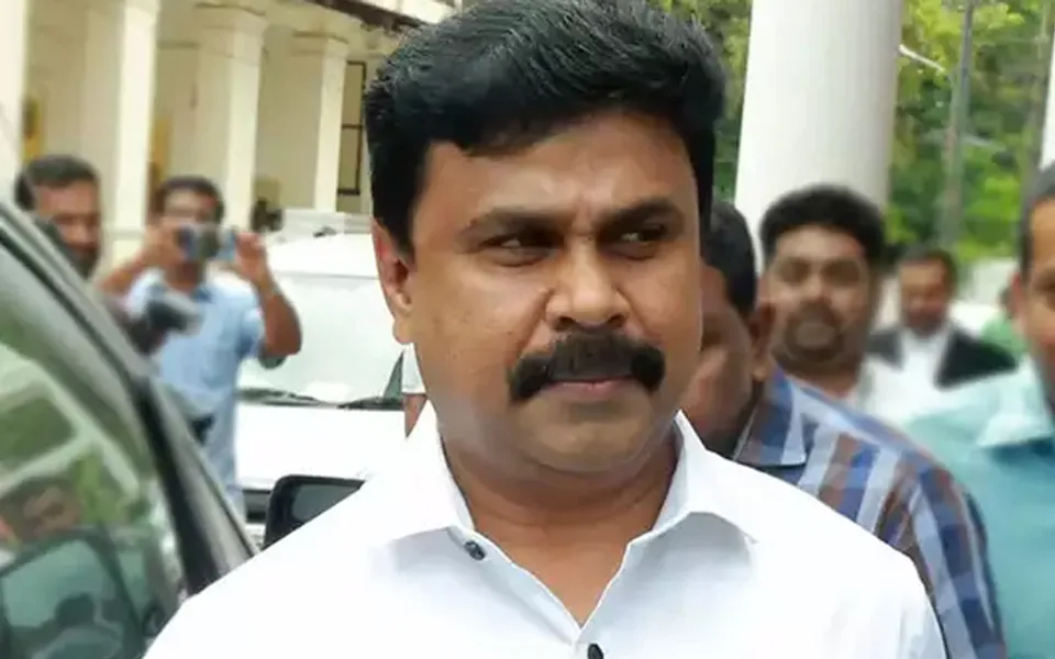 രണ്ടു സൂപ്പര്‍ താരങ്ങളുമായും ദിലീപിന് പിണക്കങ്ങളുണ്ട്. ഒന്ന് മീശമാധവന്‍ വഴിയും, മറ്റൊന്ന് അല്‍പം അഹങ്കാരം പറഞ്ഞ വകയിലും. ഇതിലാരാണോ ഇപ്പോള്‍ 'കാല'നായത് ? ദിലീപ് പുണ്യവാളനൊന്നുമല്ലാ എന്നാലും ഈ 'ഗൂഢാലോചന' അല്‍പം അപാരം തന്നെ - ദാസനും വിജയനും