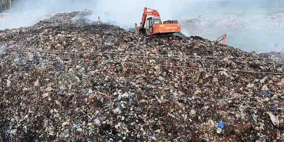 ബ്രഹ്മപുരം യാദൃശ്ചികമാണെങ്കിലും ബോധപൂര്‍വ്വമാണെങ്കിലും അതുണ്ടാക്കുന്ന ഭവിഷ്യത്തുകള്‍ പ്രവചനാതീതമാണ്. ഡയോക്സിന്‍ തുടങ്ങിയ മാരക വസ്തുക്കളുടെ സാന്നിധ്യം ജലത്തിലും അന്തരീക്ഷത്തിലും വ്യാപിക്കും. കടമ്പ്രയാറും ചിത്രപ്പുഴയും ഒരു കാളിന്ദിയായി മാറാന്‍ എത്രനാള്‍ വേണ്ടിവരുമെന്നാലോചിക്കണം. ഒരു സാധാരണക്കാരന്‍ പൊതു സ്ഥലത്തു സിഗരറ്റ് വലിച്ചാല്‍ ശിക്ഷിക്കാന്‍ നിയമമുള്ള രാജ്യത്താണിതൊക്കെയെന്ന് മറക്കരുത് !