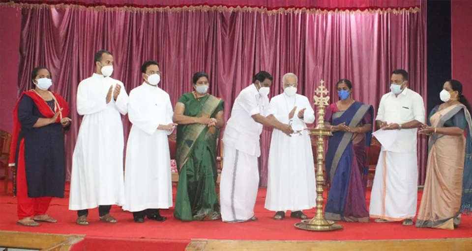 കോവിഡ് പ്രതിരോധം; പിഎച്ച്സികള്‍ക്ക് പള്‍സ് ഓക്‌സീമിറ്ററുകള്‍ ലഭ്യമാക്കി കോട്ടയം സോഷ്യല്‍ സര്‍വ്വീസ് സൊസൈറ്റി