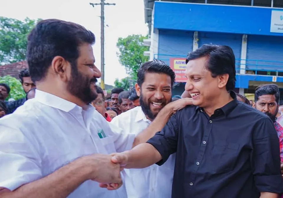 മുഖ്യമന്ത്രി വിദേശത്ത് ! മരുമകന്‍ മന്ത്രി മുഹമ്മദ് റിയാസ് കറുത്ത ഷര്‍ട്ടണിഞ്ഞ് വേദിയില്‍ ! എങ്കില്‍പിന്നെ അതൊന്നു ചോദിച്ചിട്ടേ ബാക്കിയുള്ളു എന്ന ഭാവത്തില്‍ വികെ ശ്രീകണ്ഠന്‍ എംപിയും ! പാലക്കാട് ഇന്ന് സംഭവിച്ച രസകരമായ കൂടിക്കാഴ്ച ഇങ്ങനെ...