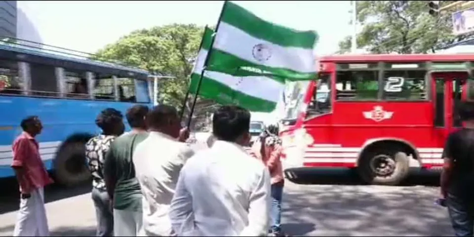 നിയമം പാലിക്കാതെ സർവ്വീസ് നടത്തുന്ന ബസ്സുകളെ തടഞ്ഞ്, മുനിസിപ്പൽ ബസ് സ്റ്റാന്റിലേക്ക് കടത്തിവിട്ട് നാഷണൽ ജനതാദൾ