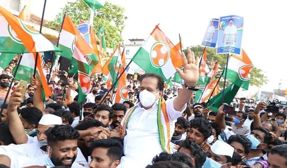'അധോലോക കൊളളസംഘങ്ങള്‍ പോലും ഇവരുടെ അടുത്ത് വരില്ല, ചമ്പല്‍ക്കാട്ടിലെ കൊളളക്കാര്‍ ഇവരെ കണ്ടാല്‍ നമിക്കും. മന്ത്രിമാര്‍ക്ക് പോലും കടന്നു ചെല്ലാന്‍ കഴിയാത്ത മുഖ്യമന്ത്രിയുടെ ഓഫീസിലെ ഇരുമ്പ് കോട്ടയ്ക്കകത്ത് എങ്ങനെയാണ് സ്വപ്‌ന യഥേഷ്ടം കടന്നു ചെന്നത്. മുഖ്യമന്ത്രിയും പ്രിന്‍സിപ്പല്‍ സെക്രട്ടറിയും ചേര്‍ന്ന് കൊളളക്കാര്‍ക്ക് ഒത്താശ ചെയ്തുകൊടുത്തത് മറക്കാറായിട്ടില്ല. എല്ലാ തട്ടിപ്പുകളുടെയും പ്രഭവകേന്ദ്രം മുഖ്യമന്ത്രിയുടെ ഓഫീസ് ആയിരുന്നുവെന്ന് രമേശ് ചെന്നിത്തല