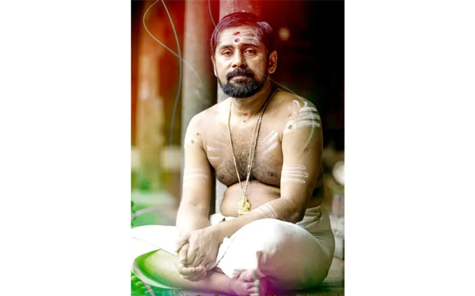 ഉപാസനാ സിദ്ധിയിലൂടെ സൂര്യഭഗവാനെയും മഹാഗണപതിയെയും പ്രത്യക്ഷമാക്കിയ, ഉഗ്രയക്ഷിയെ തളച്ച പാരമ്പര്യമുള്ള സൂര്യകാലടി മനയിലെ ഇപ്പോഴത്തെ നേതൃസ്ഥാനീയനും മാന്ത്രിക - താന്ത്രിക കുലപതിയുമായ സൂര്യൻ സുബ്രഹ്മണ്യൻ ഭട്ടതിരിപ്പാട് അത്യപൂർവ്വമായ "ഇരട്ട മഹാലക്ഷാർച്ചനയ്ക്കായി " പാലാ ഏഴാച്ചേരി കാവിൻ പുറം ഉമാമഹേശ്വര ക്ഷേത്രത്തിലെത്തുന്നു... സമസ്ത ജീവ ജാലങ്ങൾക്കും ഐശ്വര്യം ചൊരിയുന്ന ഇരട്ട മഹാലക്ഷാർച്ചന മെയ് 21, 22 തീയതികളിലാണ് കാവിൻ പുറം ക്ഷേത്രസന്നിധിയിൽ നടക്കുന്നത്