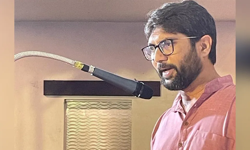 വർ‍ഗ്ഗീയതയെ നേരിടുന്നതില്‍ കേരള മുഖ്യമന്ത്രി പിണറായി വിജയന് ഇരട്ട ചങ്കല്ല, ഇരട്ടമുഖമെന്ന് ജിഗ്‌നേഷ് മേവാനി ! സര്‍ക്കാര്‍ സ്‌പോണ്‍സേര്‍ഡ് ഫാസിസം അരങ്ങേറുന്ന ഗുജറാത്ത് വികസനമാതൃക പഠിക്കാനും പകര്‍ത്താനുമുള്ള പിണറായി വിജയന്‍ സര്‍ക്കാരിന്റെ നടപടി അപകടകരവും ആശങ്കയുണ്ടാക്കുന്നതും. നടപടി പിണറായിയും മോദിയും തമ്മിലുണ്ടാക്കിയ രഹസ്യ പാക്കേജിന്റെ അടിസ്ഥാനത്തിലെന്നും ജിഗ്നേഷ് മേവാനി