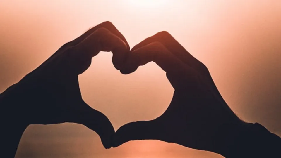 അതിർവരമ്പില്ലാത്ത സ്നേഹം ; ഒരേ സമയം രണ്ടുപേരെയും വിവാഹം കഴിക്കണം ;  രജിസ്ട്രാർ ഓഫീസിൽ അപേക്ഷ നൽകി യുവതി