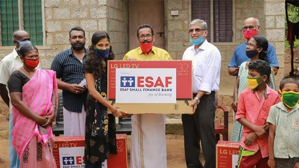 നിർധന വിദ്യാർത്ഥികൾക്ക് എൽ.ഇ.ഡി ടിവികൾ നൽകി ഇസാഫ്