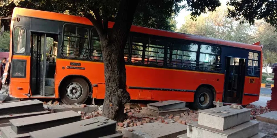 ഡല്‍ഹിയില്‍ ബസ് സെമിത്തേരിയുടെ മതിലില്‍ ഇടിച്ചുകയറി അപകടം; കല്ലറകള്‍ക്ക് കേടുപാട്