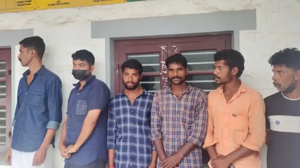 കാട്ടുപോത്തുകളെ വെടിവെച്ചു കൊന്ന് ഇറച്ചി കടത്തിയ  ആറു പേർ അറസ്റ്റിൽ