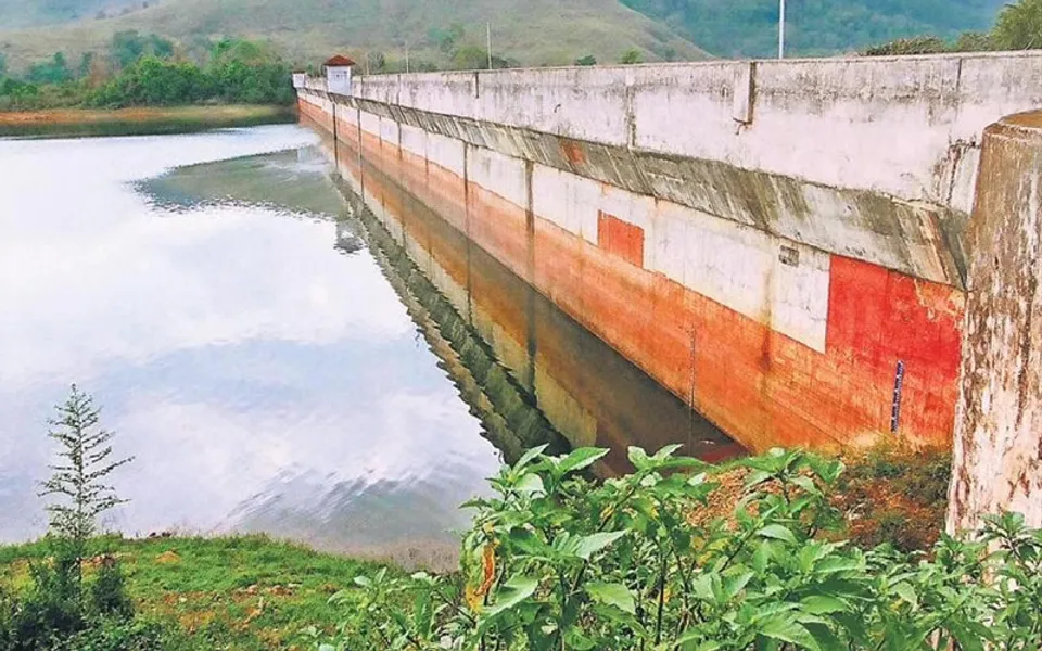 സംസ്ഥാന സര്‍ക്കാരും മന്ത്രിമാരും പറയുന്നത് മുല്ലപ്പെരിയാര്‍ ഡാമിനോളം വലിയ നുണ ! മരംമുറിക്കാന്‍ തമിഴ്‌നാടിന് അനുവാദം നല്‍കി വൈല്‍ഡ് ലൈഫ് വാര്‍ഡന്‍ ഉത്തരവിറക്കും മുമ്പേ സംസ്ഥാനം മരംമുറിക്കാന്‍ അനുവാദം നല്‍കിയെന്ന് സുപ്രീംകോടതിയെ അറിയിച്ചു. മരം മുറിക്ക് അനുവാദം നല്‍കിയെന്ന് സംസ്ഥാന സര്‍ക്കാറിന്റെ സ്റ്റാന്‍ഡിങ് കോണ്‍സല്‍ ജി പ്രകാശ് സുപ്രീംകോടതിയെ അറിയിച്ചത് കഴിഞ്ഞ ഒക്ടോബര്‍ 27ന് ! മരംമുറിക്കാന്‍ അനുവാദം നല്‍കിയത് സെപ്റ്റംബര്‍ 17ന് ചേര്‍ന്ന യോഗത്തിലെന്നും കേരളം സുപ്രീംകോടതിയില്‍ ! എല്ലാ അനുവാദവും തമിഴ്‌നാടിന് നല്‍കിയത് അറിഞ്ഞിട്ടും മന്ത്രിമാര്‍ കള്ളം പറഞ്ഞതെന്തിന്