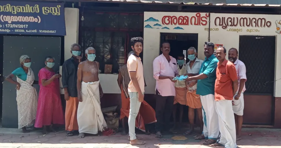 എ ഐ വൈ എഫ് ചേലക്കര മേഖല കമ്മിറ്റി  സൗജന്യ മാസ്ക് വിതരണം നടത്തി .