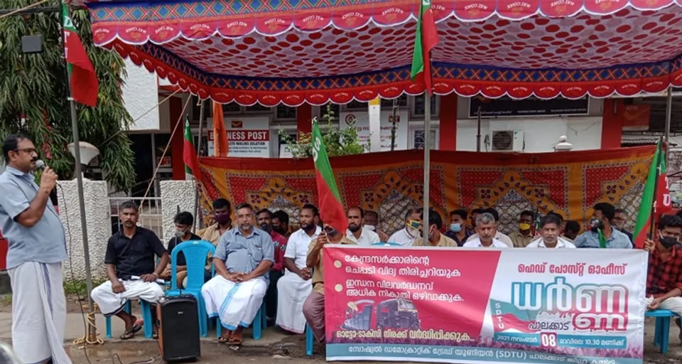 ഓട്ടോ, ടാക്‌സി ചാര്‍ജ് വര്‍ധിപ്പിക്കണമെന്നാവശ്യപ്പെട്ട് എസ്‌ഡിറ്റിയു പ്രവര്‍ത്തകര്‍ പാലക്കാട് ഹെഡ് പോസ്റ്റ് ഓഫിസിനു മുന്നില്‍ ധര്‍ണ നടത്തി