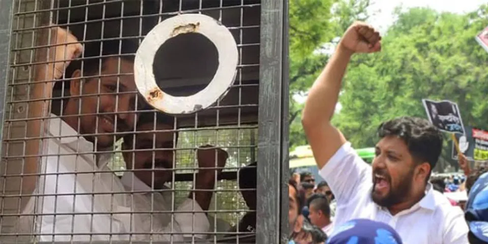 വിമാനത്തിൽ പ്രതിഷേധിച്ച യൂത്ത് കോൺഗ്രസുകാരെ ‘പോരാളികൾ’ എന്ന് വിശേഷിപ്പിച്ച് ഷാഫി പറമ്പിൽ