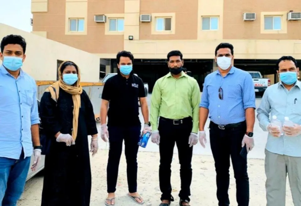 ലേബർ ക്യാമ്പിൽ മാസ്‌ക്കുകളും സാനിറ്റൈസറും വിതരണം ചെയ്തു.