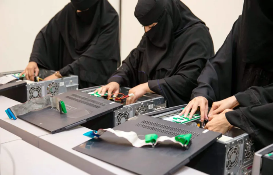 ഗള്‍ഫ് രാജ്യങ്ങളില്‍ മലയാളികളുടെ ജോലിസാധ്യത മങ്ങുന്നു, വനിതകള്‍ അടക്കം അറബികള്‍ തൊഴില്‍ രംഗത്തേക്ക്