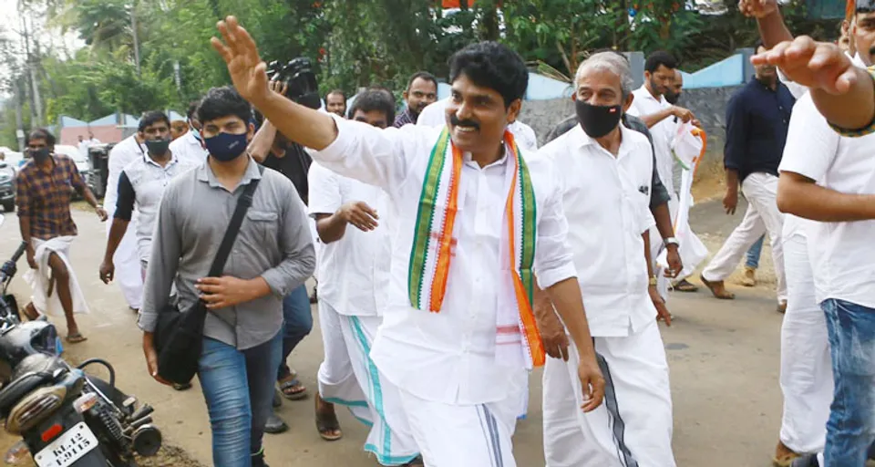 കല്‍പറ്റയില്‍ ടി സിദ്ദിഖിന് വ്യക്തമായ മേല്‍ക്കൈ എന്ന് യുഡിഎഫ് വിലയിരുത്തല്‍. മൂന്നാം ഘട്ട പ്രചരണത്തിന് കൊഴുപ്പേകാന്‍ ഉമ്മന്‍ ചാണ്ടി നാളെ കല്‍പറ്റയില്‍ !