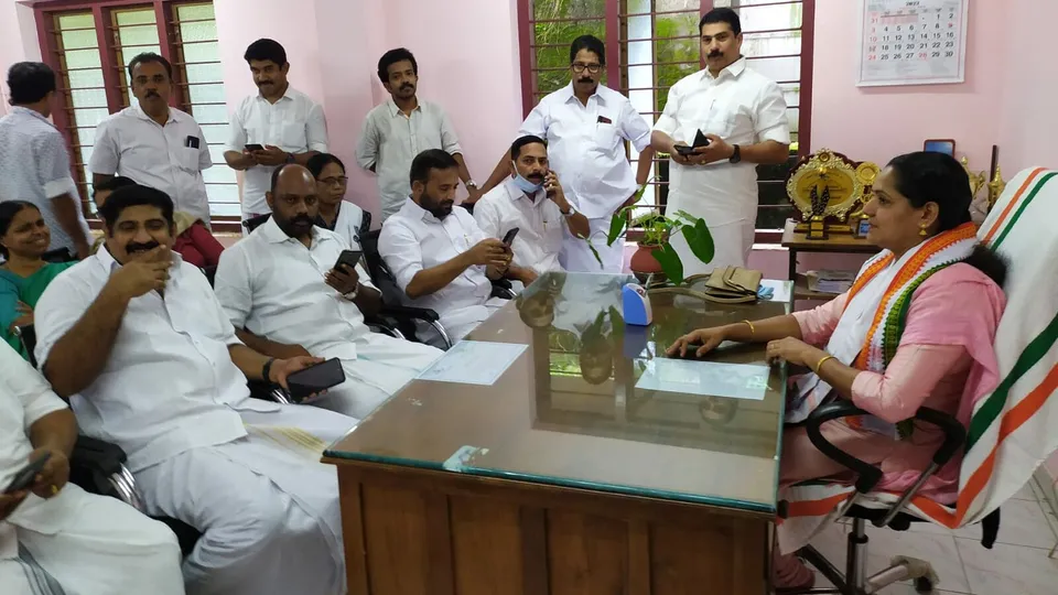 രാമപുരത്ത് പ്രസിഡന്‍റ് തെരഞ്ഞെടുപ്പില്‍ 'കൈ പൊള്ളിയ' കാര്യം യുഡിഎഫ് നേതാക്കളറിഞ്ഞത് തങ്ങളുടേതല്ലാത്ത മാലപ്പടക്കം പൊട്ടിയപ്പോള്‍ മാത്രം ! ലഡു പായ്ക്കറ്റുകളുമായി വന്ന നേതാവ് പാതി വിലയ്ക്കാണെങ്കില്‍ എടുത്തോളാമെന്ന് ഇടതു നേതാവ് പറഞ്ഞിട്ടും നിന്ന നില്‍പ്പില്‍ അപ്രത്യക്ഷനായി. കോട്ടയം ജില്ലയിലെ ആദ്യ കേരള കോണ്‍ഗ്രസ് പഞ്ചായത്ത് പ്രസിഡന്‍റിനെ മാലയണിയിക്കാന്‍ വന്ന നേതാക്കള്‍ പാതി വഴിയില്‍ വണ്ടി തിരിച്ചു. രാമപുരത്ത് പഞ്ചായത്ത് ഭരണം നഷ്ടമായതിനെചൊല്ലി യുഡിഎഫില്‍ വിവാദം