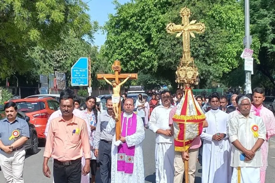 കുരിശിന്റെ വഴിക്ക് ; ആർ കെ പുരം സെന്റ് പീറ്റേഴ്സ് സീറോ മലബാർ ഇടവകയിൽ ഫാ. ഡേവിസ് കള്ളിയത്തുപറമ്പിൽ നേതൃത്വം നൽകി