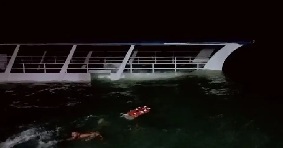 പൊന്നാനിയില്‍ ടൂറിസ്റ്റ് ബോട്ട് കടലില്‍ മുങ്ങി; ആളപായമില്ല