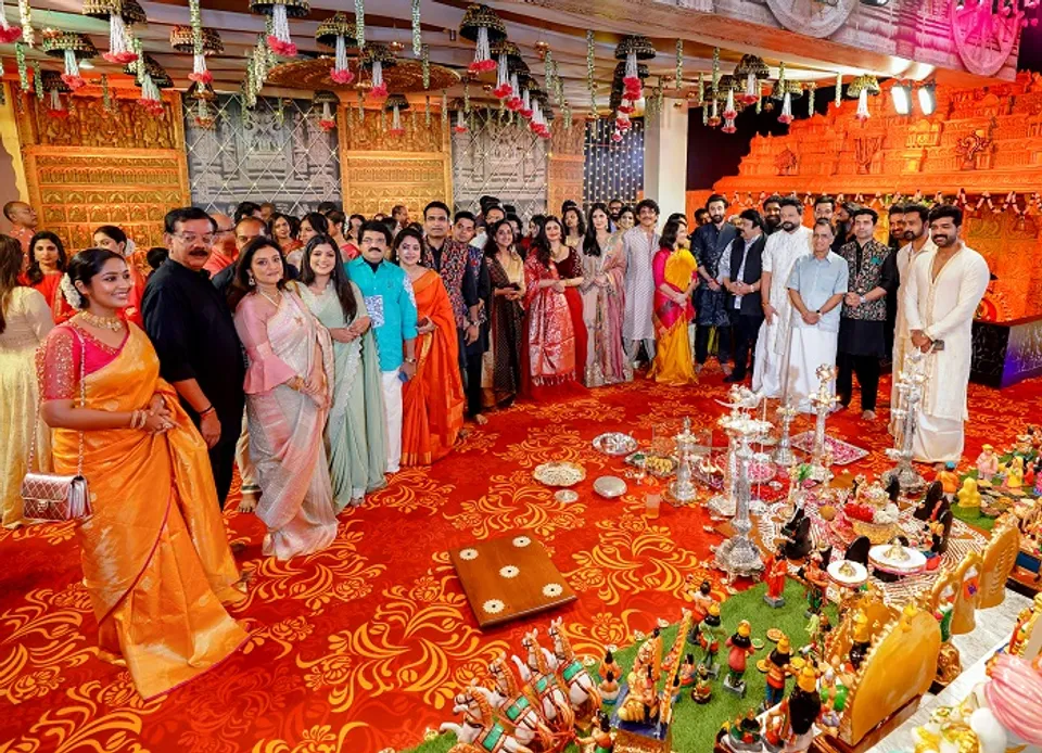 താരനിബിഢം, ഗംഭീരം! 'കല്യാണ്‍' നവരാത്രി ആഘോഷത്തില്‍ ചലച്ചിത്രലോകം ഒഴുകിയെത്തി; ആഘോഷങ്ങളില്‍ പങ്കെടുത്തത് രണ്‍ബീര്‍ കപൂര്‍, പൃഥിരാജ് അടക്കമുള്ള പ്രമുഖര്‍