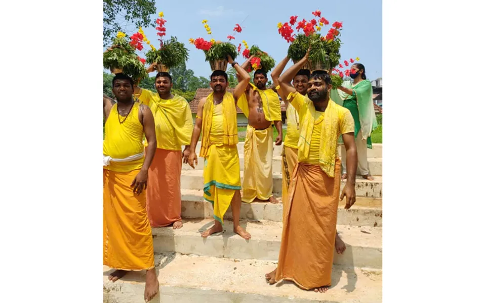 കിഴതടിയൂർ പുതിയകാവ് ദേവി ക്ഷേത്രത്തിലെ മീനഭരണി മഹോത്സവത്തോടനുബന്ധിച്ച് തൃക്കയിൽ മഹാദേവ ക്ഷേത്രത്തിലേയ്ക്ക് കുംഭകുടം എഴുന്നള്ളത്ത് നടന്നു