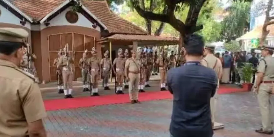 ഒരു വി.ഐ.പിക്ക് ഗാർഡ് ഓഫ് ഓണർ നൽകാൻ പോലും രാജ്യത്തെ നമ്പർ വൺ എന്ന് അഭിമാനിക്കുന്ന കേരളാ പോലീസിന് അറിയില്ലേ. പുതിയ ഡി.ജി.പിക്ക് നൽകിയ ഗാർഡ് ഓഫ് ഓണറിൽ ഗുരുതര പിഴവ്. അറ്റൻഷനായി നിന്ന പൊലീസുകാർക്ക് വീണ്ടും അറ്റൻഷനാവാൻ കമാൻഡ്. ചിലർ അറ്റൻഷനിൽ, ചിലർ തോക്കുയർത്തി. പരേഡ് പാളിയെങ്കിലും ഡിജിപി സല്യൂട്ടടിച്ചു. പോലീസിന് നല്ല പരിശീലനത്തിന്റെ അഭാവം