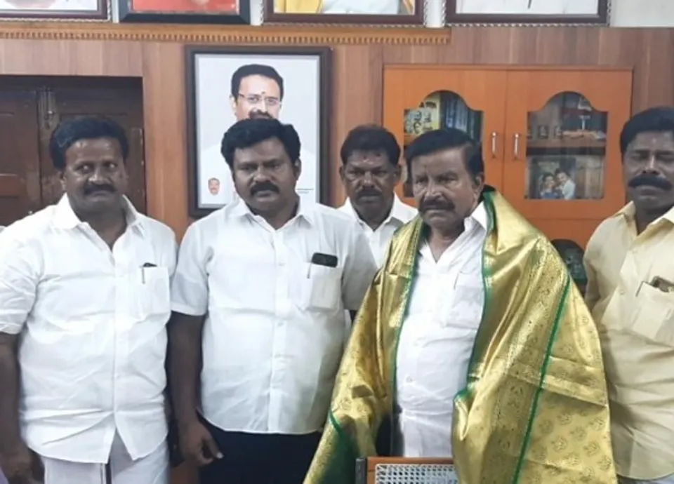 ശരത് കുമാറിന്റെ പാര്‍ട്ടിയായ സമത്വ മക്കള്‍ കക്ഷി നേതാവ് ഡി. മുരളികൃഷ്ണന്‍ ഡിഎംകെയില്‍ ചേര്‍ന്നു