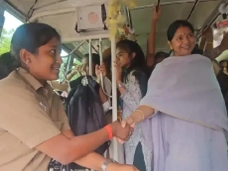 കനിമൊഴിയുമായി ബസില്‍ യാത്ര; വനിതാ ഡ്രൈവറുടെ ജോലി തെറിച്ചു