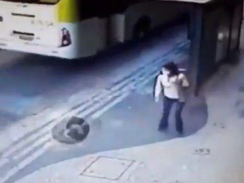 കാറില്‍ നിന്ന് ടയര്‍ ഊരി തെറിച്ചു, പോസ്റ്റിലിടിച്ച് വീണത്‌ നടന്നുപോയ യുവതിയുടെ തലയിലേക്ക് (നടുക്കുന്ന വീഡിയോ)