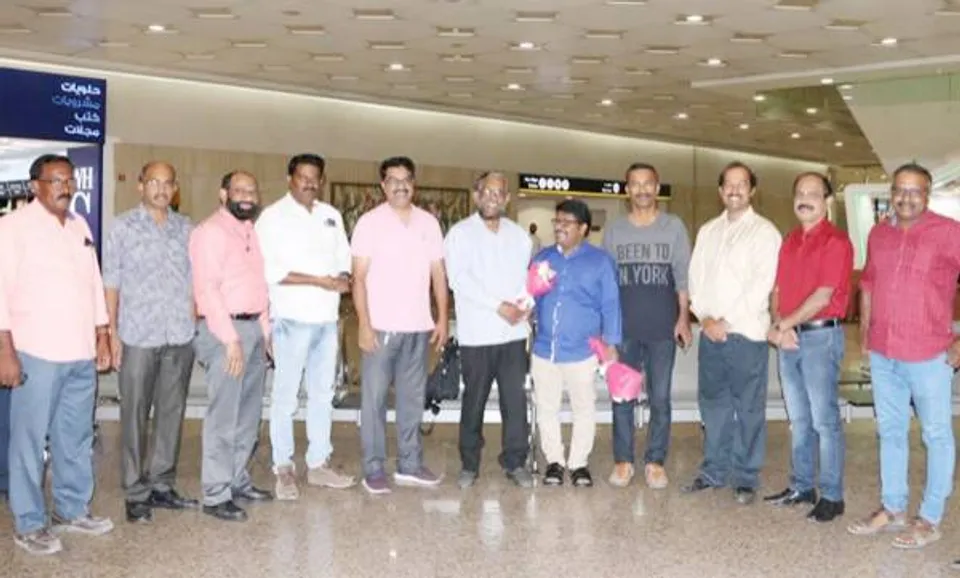 സത്യൻ മൊകേരിയ്ക്ക് ദമ്മാം എയർപോർട്ടിൽ സ്വീകരണം നൽകി