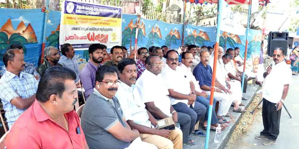 ഓള്‍ കേരള ഗവൺമെൻറ് കോൺട്രാക്ടേഴ്സ് അസോസിയേഷൻ സംസ്ഥാന വ്യാപകമായി താലൂക്ക് കേന്ദ്രങ്ങളിൽ നടത്തുന്ന പ്രതിഷേധത്തിന്‍റെ ഭാഗമായി പാലക്കാട് കലക്ട്രേറ്റിനു മുന്നിൽ ധർണ്ണ നടത്തി