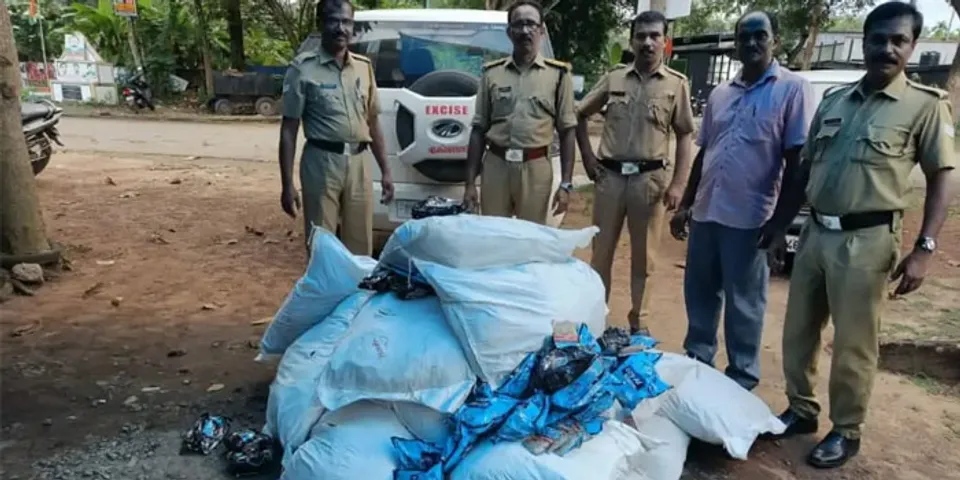 കരുനാഗപ്പള്ളിയിൽ നിരോധിത പുകയില ഉൽപന്നങ്ങളുടെ വൻ ശേഖരം പിടികൂടി: ആളൊഴിഞ്ഞ പുരയിടത്തിലൊളിപ്പിച്ചത് 22 ചാക്കുകളിലായി എട്ട് ലക്ഷം രൂപ വിലവരുന്ന പുകയില ഉത്പന്ന ശേഖരം