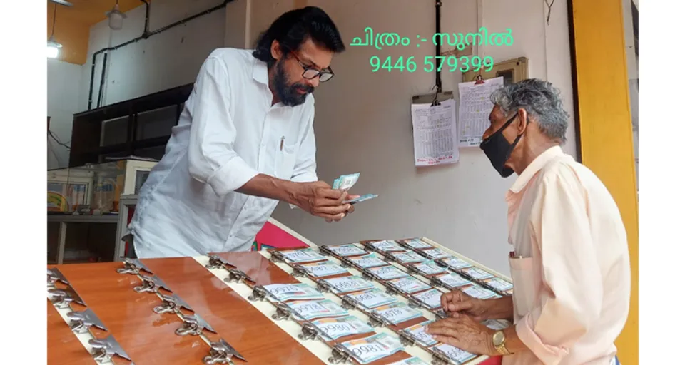 "അകലെയകലെ നീലാകാശം... അലതല്ലും..." പാലാ നഗരത്തിൽ ടൗൺ ബസ് സ്റ്റാൻഡിനു സമീപമുള്ള ലോട്ടറിക്കടയിൽ നിന്ന് പലപ്പോഴും ഇത്തരം പഴയ ഗാനങ്ങൾ ഉയർന്നു കേൾക്കാം. റെക്കാഡ് പ്ലയറിൽ നിന്നല്ല ഈ പാട്ട്. പാടുന്നത് വിൽപ്പനക്കാരൻ തന്നെയായ ഒരു പ്രമുഖ ഗായകനാണ്; കലാഭവൻ വൈക്കം സാബു !