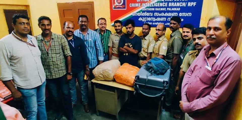 വിശാഖപട്ടണത്ത് നിന്ന് കേരളത്തിലേക്ക് കടത്താന്‍ ശ്രമിച്ചത് 20 കിലോ കഞ്ചാവ്; കോട്ടയം സ്വദേശി പാലക്കാട് അറസ്റ്റില്‍! പിടിയിലായ യുവാവ് കമ്മീഷന്‍ വ്യവസ്ഥയില്‍ കഞ്ചാവ് എത്തിച്ചുകൊടുക്കുന്ന സംഘത്തിലെ പ്രധാന കണ്ണി