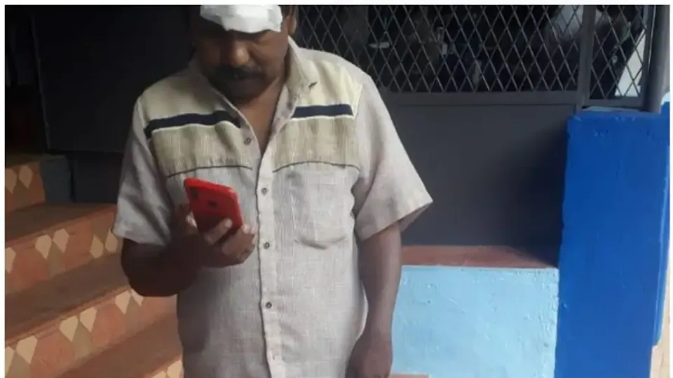 കുരങ്ങുകൾ ആക്രമിക്കാനെത്തി; രക്ഷപ്പെടുന്നതിനിടെ തോട്ടിൽ വീണ്  ഗൃഹനാഥന്  പരിക്ക് 