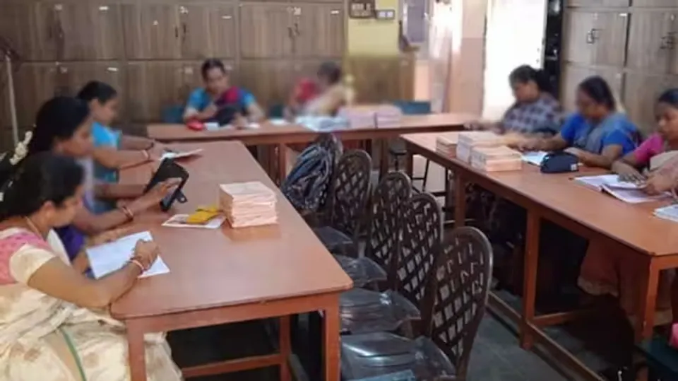 ജീൻസ്, ലെഗിൻസ്, ആഡംബര വസ്ത്രങ്ങൾ, കടുംനിറം എന്നിവ സ്കൂളിന് പുറത്ത്; അധ്യാപകർക്ക് ഡ്രെസ് കോഡുമായി അസം