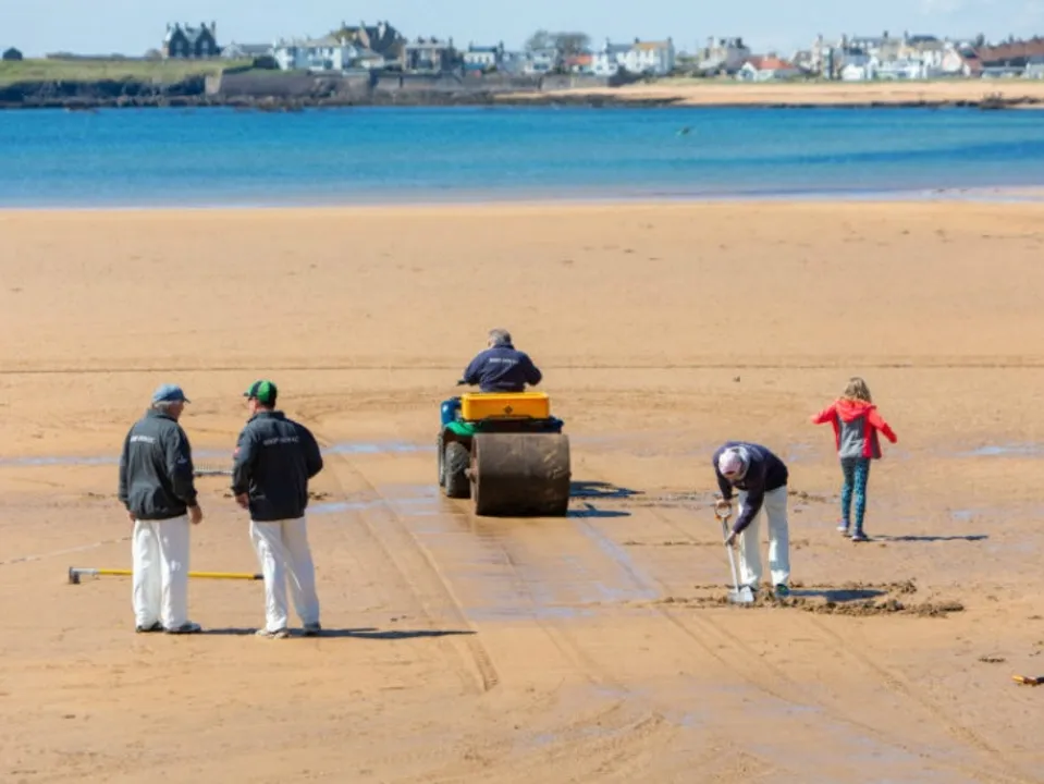 വെള്ളത്തിലേക്ക് ബോളടിച്ചാൽ സിക്സര്‍, പക്ഷേ ബാറ്റ്സ്മാന്‍ ഔട്ട്‌ ! ഫീൽഡർ ഒരു കൈകൊണ്ടു ക്യാച്ച് പിടിച്ചാൽ എതിർ ടീം മുഴുവൻ ഔട്ട് - ബ്രിട്ടണിലെ ബീച്ച് ക്രിക്കറ്റ് നിയമങ്ങള്‍ ഇങ്ങനെ !!