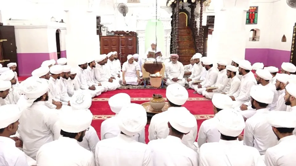 "വിളക്കത്തിരിക്കൽ " നുകരാൻ വിജ്ഞാന ദാഹികൾ പൊന്നാനിയിലേക്ക്; ഇത്തവണ മർകസ് നോളഡ്‌ജ്  സിറ്റി ബിരുദധാരികൾ; നേതൃത്വം നൽകി പൊന്മള ഉസ്താദ്