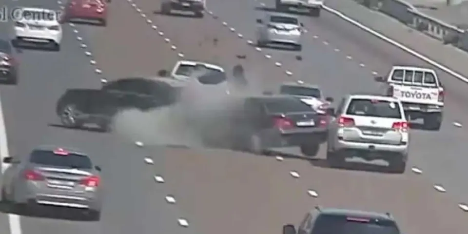 Watch Video: അബുദാബിയിൽ ഹൈവേയിൽ വാഹനം നിർത്തി, പിന്നാലെ അതിവേ​ഗത്തിലെത്തിയ വാഹനങ്ങൾ കൂട്ടിയിടിച്ച് വൻ അപകടം; ദൃശ്യങ്ങൾ പങ്കുവെച്ച് പോലീസ്