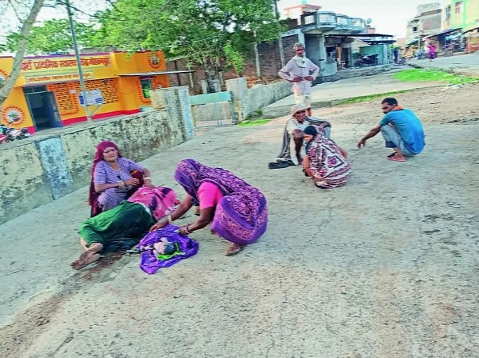 പ്രസവവേദനയെ തുടര്‍ന്ന് യുവതി ആദ്യം എത്തിയത് പ്രാഥമികാരോഗ്യകേന്ദ്രത്തില്‍; അഡ്മിറ്റ് ചെയ്യാന്‍ അനുവദിക്കാതെ ജില്ലാ ആശുപത്രിയിലേക്ക് റെഫര്‍ ചെയ്ത് ആശുപത്രി അധികൃതര്‍; 60 കിലോമീറ്റര്‍ അകലെയുള്ള ആശുപത്രിയിലേക്ക് പോകുംവഴി പ്രസവവേദന കലശലായി; സമീപത്തുള്ള സര്‍ക്കാരാശുപത്രിയിലും പ്രവേശനം ലഭിക്കാത്തതോടെ യുവതി പ്രസവിച്ചത് റോഡില്‍...അതിദയനീയം ഈ അവസ്ഥ: രാജസ്ഥാനില്‍ സംഭവിച്ചത് !