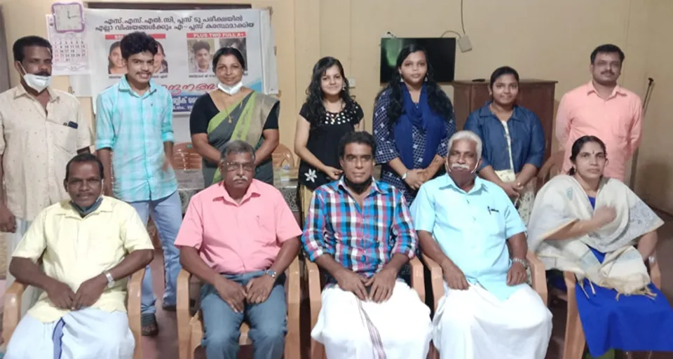 കൂടപ്പുലം വിജ്ഞാനപോഷിണി പബ്ലിക് ലൈബ്രറിയുടെ ആഭിമുഖ്യത്തിൽ എസ്എസ്എല്‍സി - പ്ലസ് ടു പരീക്ഷയിൽ എല്ലാ വിഷയങ്ങൾക്കും എ പ്ലസ് നേടിയ വിദ്യാര്‍ത്ഥികള്‍ക്ക് ക്യാഷ് അവാർഡ് നൽകി അനുമോദിച്ചു