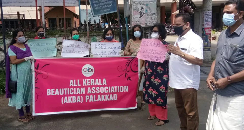 മദ്യഷാപ്പുകൾക്കു മുമ്പിൽ സാമൂഹ്യ അകലം പ്രശ്നമല്ലേ? - ജോബി വി ചുങ്കത്ത്
